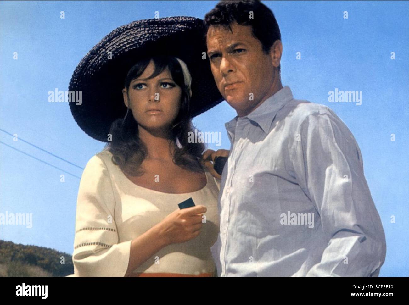 Tony Curtis in UNA scena del Film Piano non t'agitare - Don't Make Waves con Claudia Cardinale. Stockfoto