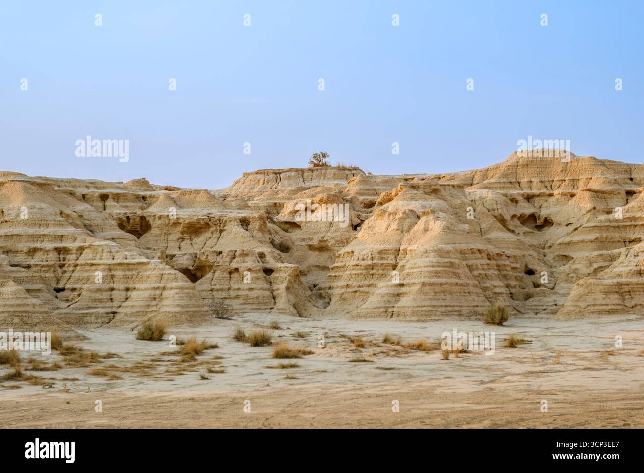 Erodierte Sedimentäre Felsformationen Im Naturpark Bardenas Reales Spanien. Badlands-Landschaft, geschichtete Klippen, Halbwüste, geologische Wunder Stockfoto