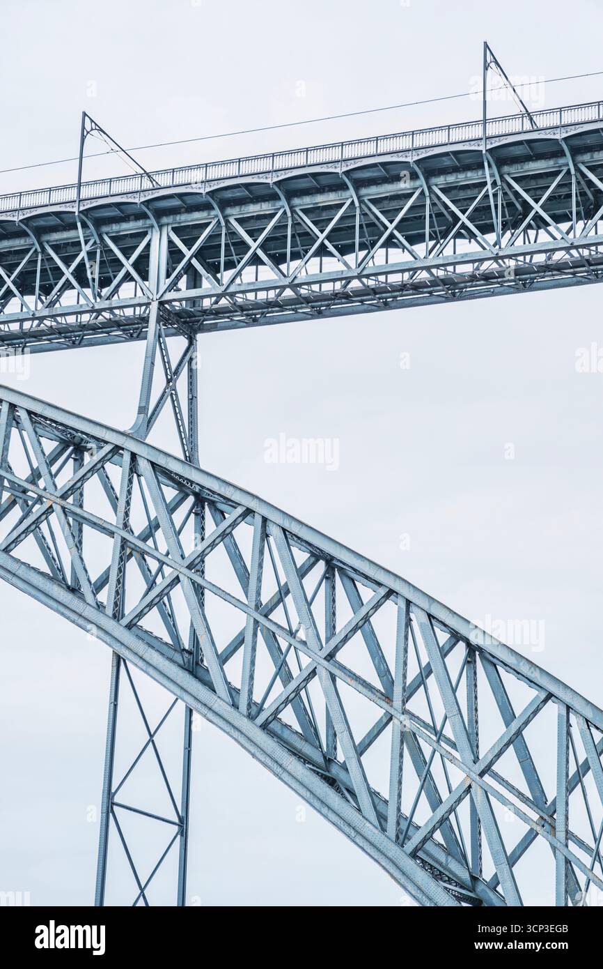 Beeindruckender diagonaler Blick auf den Metallbogen der Brücke Dom Luis I. in Porto. Portugal, Architektur, Technik, Eisenbau, geometrische Linien Stockfoto