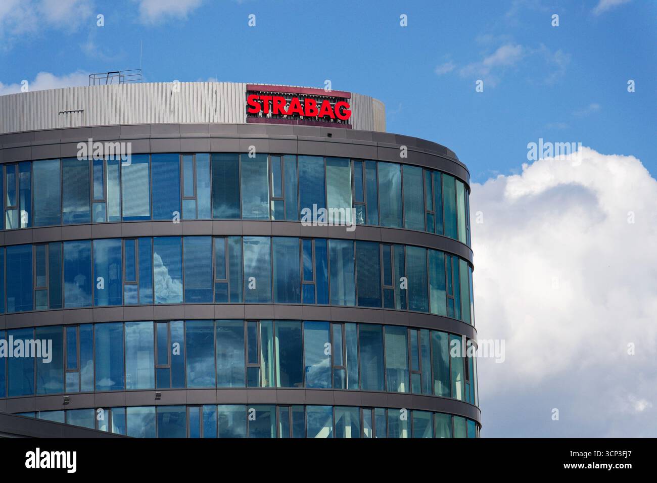STRABAG österreichisches Bauunternehmen-Logo auf dem Hauptsitz am 29. Mai 2025 in Prag, Tschechische republik. Stockfoto STRABAG österreichisches Bauunternehmen-Logo auf dem Hauptsitz am 29. Mai 2025 in Prag, Tschechische republik. Stockfoto