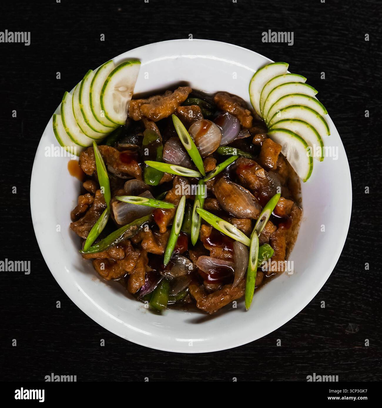 Gebratenes Rindfleisch mit Zwiebeln und grünen Chilischoten Stockfoto