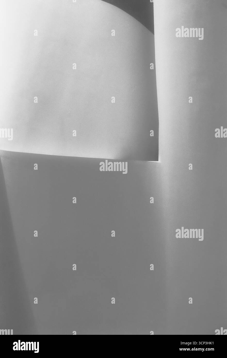 Abstraktes architektonisches Detail des Guggenheim Museums in Bilbao, Spanien, mit fließenden Linien und Schatten Stockfoto