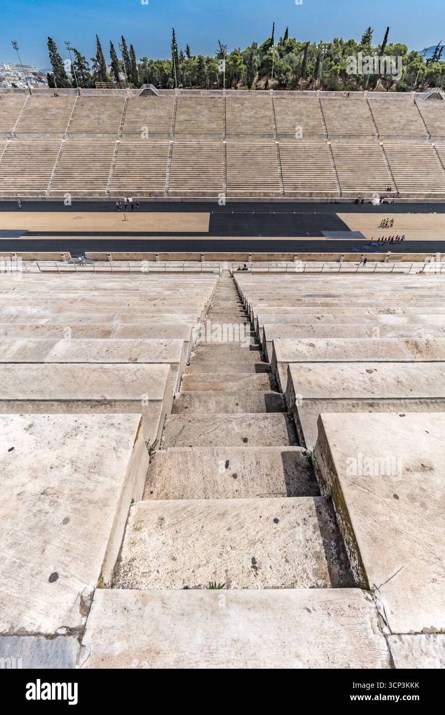 Das Panathenäische Stadion in Athen, Griechenland, ein altes Marmorstadion, das für Leichtathletik und die ersten modernen Olympischen Spiele genutzt wurde. Mai 2025. Stockfoto