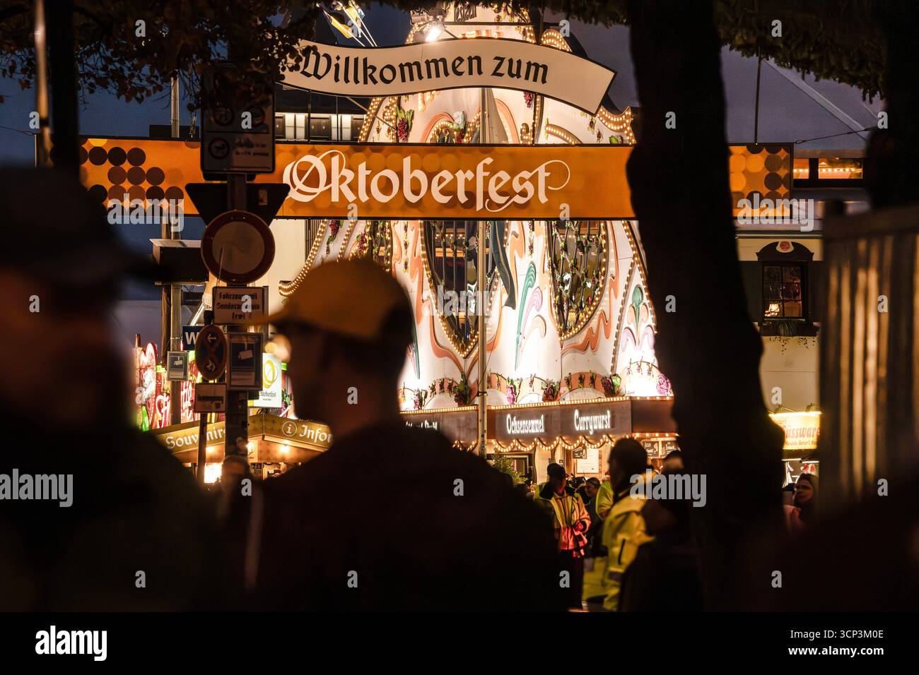 Willkommen zum Oktoberfest, Haupteingang der Wiesn am Abend, September 2025 Deutschland, München, September 2025, Oktoberfest 2025, Willkommen zum Oktoberfest, Haupteingang der Wiesn, Wiesnbesucher Abends, bayerisch, Volksfest, Bayern, *** Willkommen zum Oktoberfest, Haupteingang zur Wiesn am Abend, September 2025 Deutschland, München, September 2025, Oktoberfest 2025, willkommen zum Oktoberfest, Haupteingang zur Wiesn, Wiesn-Besucher am Abend, Bayerisch, Volksfest, Bayern, Stockfoto