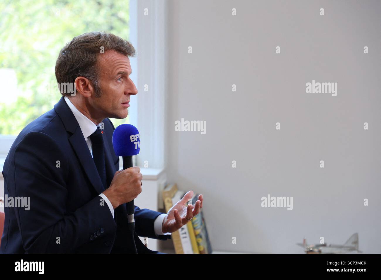 New York, Usa. September 2025. Präsident von Frankreich Emmanuel Macron spricht mit dem französischen Fernsehmoderator Patrick Sauce während eines Interviews für BFMTV im Buchladen Albertine in der Fifth Avenue in New York, NY am 23. September 2025. Foto: Charles Guerin/ABACAPRESS.COM Credit: Abaca Press/Alamy Live News Stockfoto