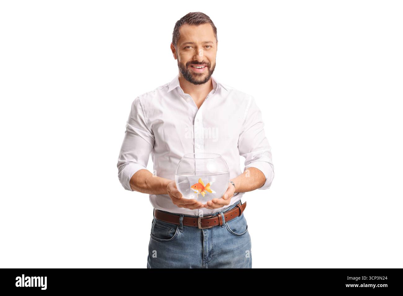 Mann, der einen Goldfisch in einem Fischtank hält, isoliert auf weißem Hintergrund Stockfoto