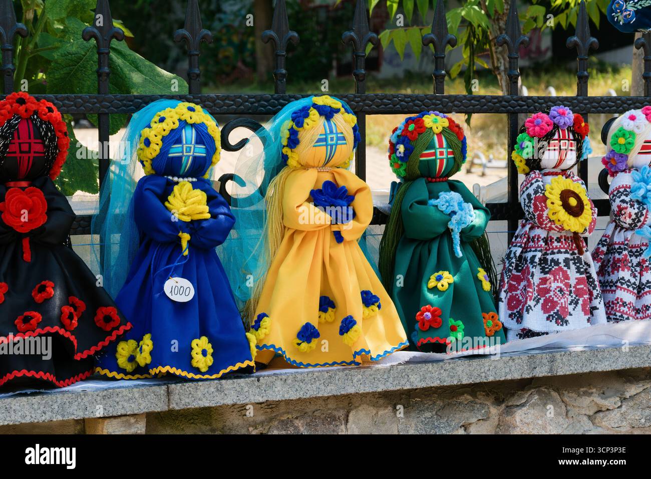 Kiew, Ukraine - 22. Juni 2025: Ukrainische Motanka-Puppen stehen in einer Reihe Stockfoto