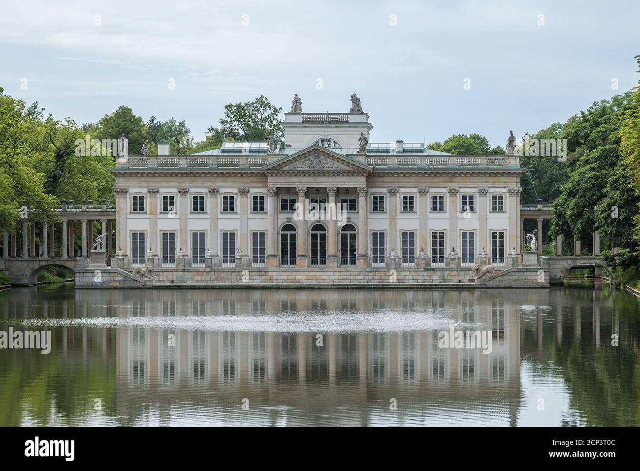 Der Königliche Łazienki-Park in Warschau. Der Palast auf der Insel. Der Barocke Gartenpavillon. Der Klassizistische Palast. Die Łazienki-Teiche. Wunderschöner Architekt Stockfoto