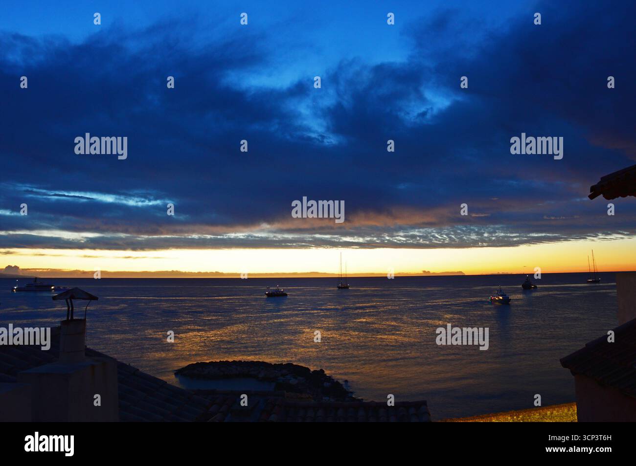 Mehrere Yachten auf der Straße am Morgen in der Nähe von Antibes am Mittelmeer Stockfoto