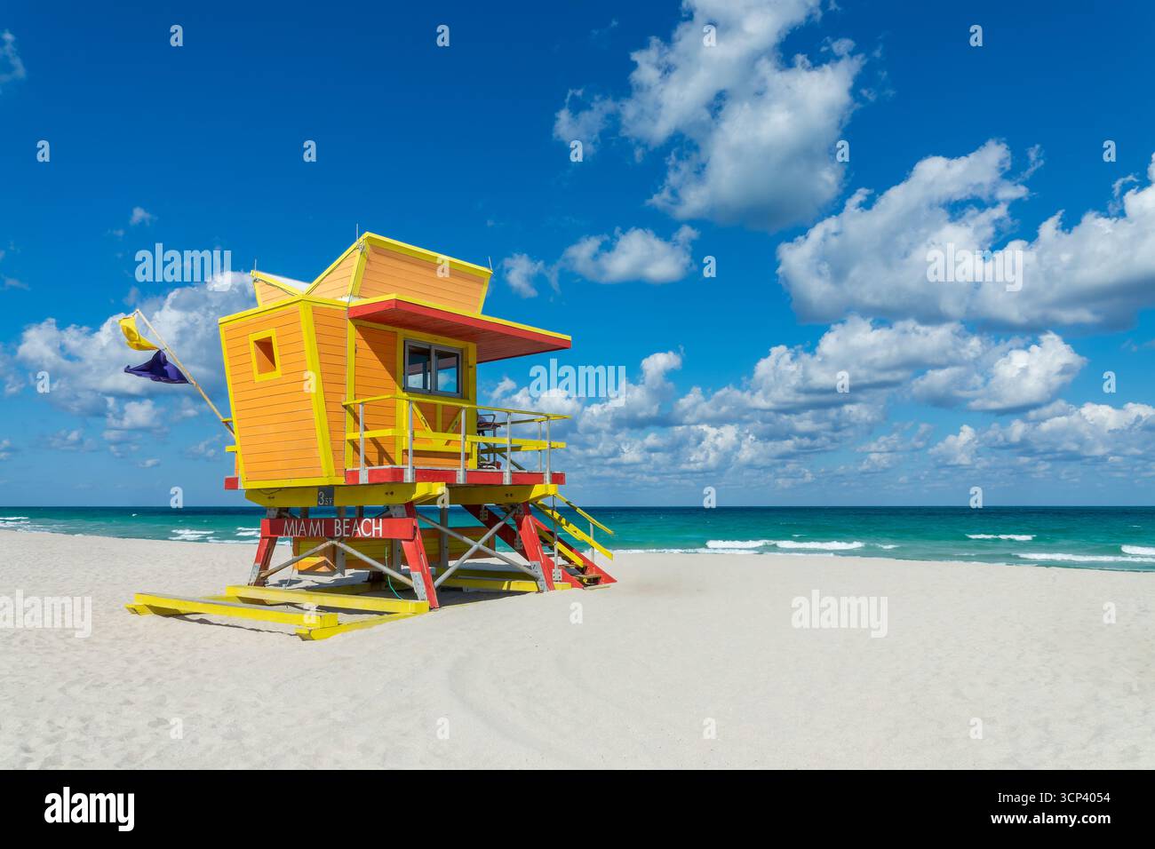 Farbenfrohe Strandhütte und das Meer in South Beach, Miami Beach, Florida Stockfoto