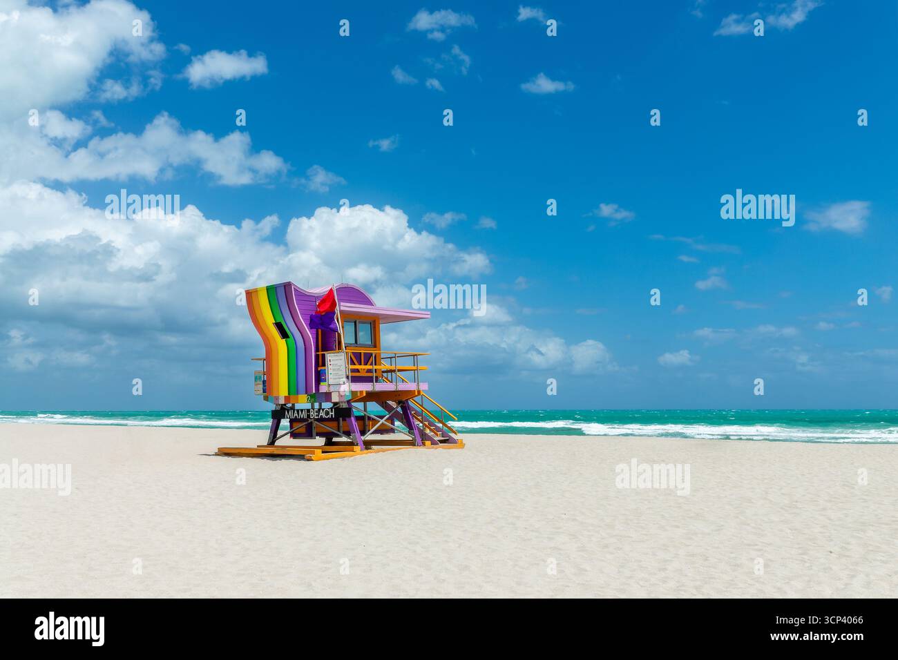 Rainbow farbenfrohe Rettungsschwimmer-Station Turmhütte und das Meer in South Beach, Miami Beach, Florida Stockfoto