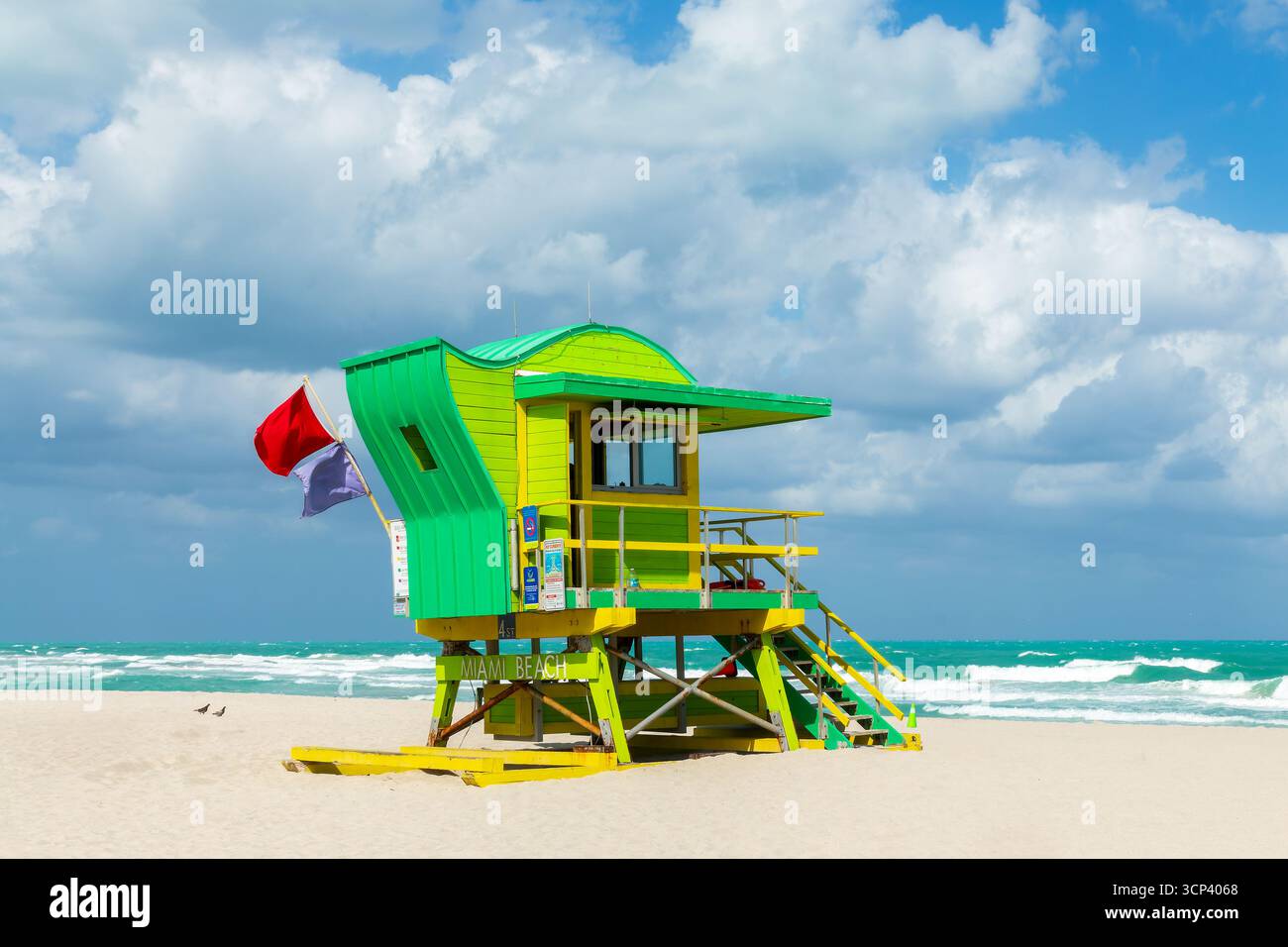 Grüne Rettungshütte und das Meer in South Beach, Miami Beach, Florida Stockfoto