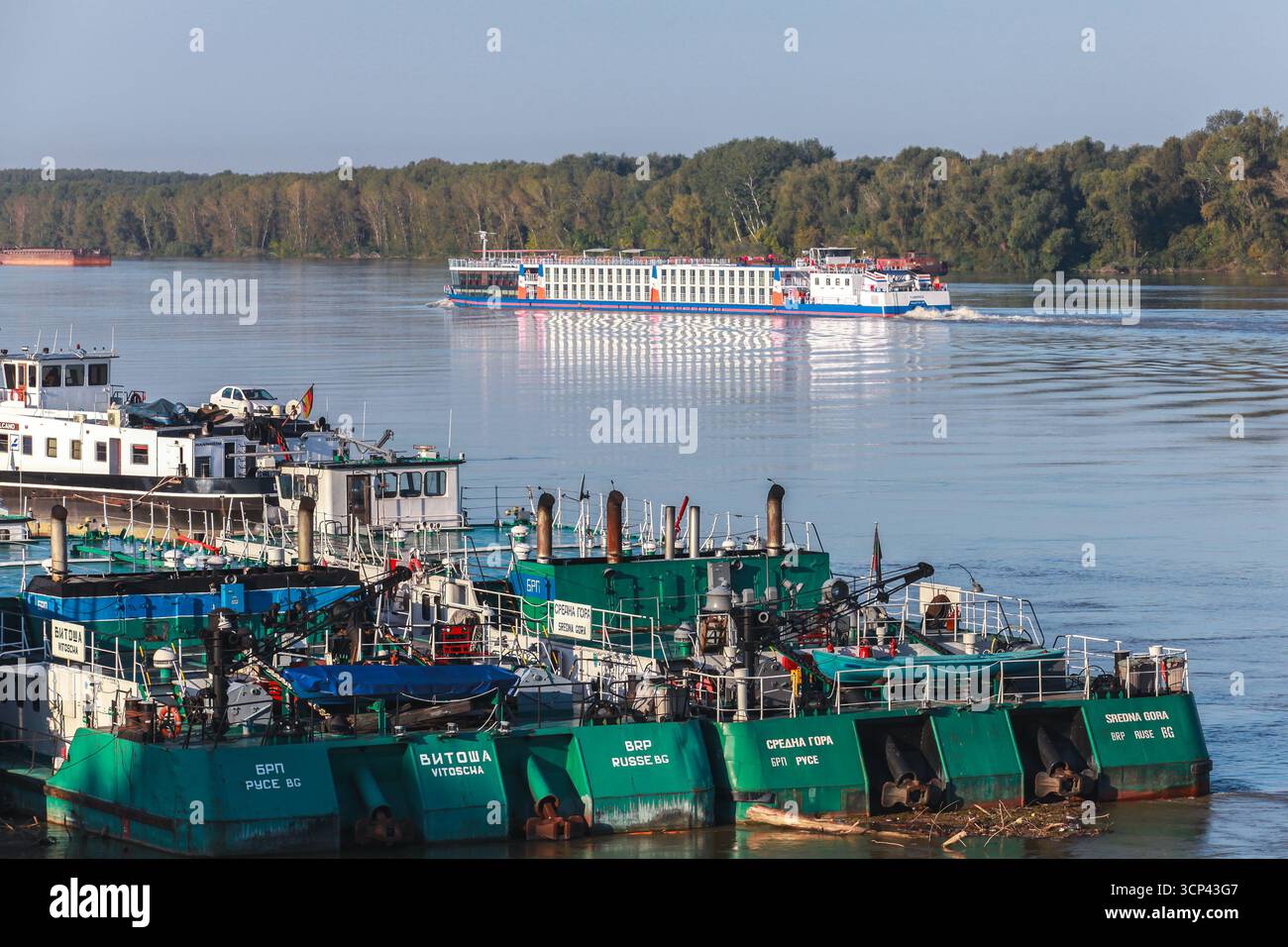 Ruse, Bulgarien - 29. September 2014: Frachtschiffe fahren unter blauem Himmel auf der Donau Stockfoto