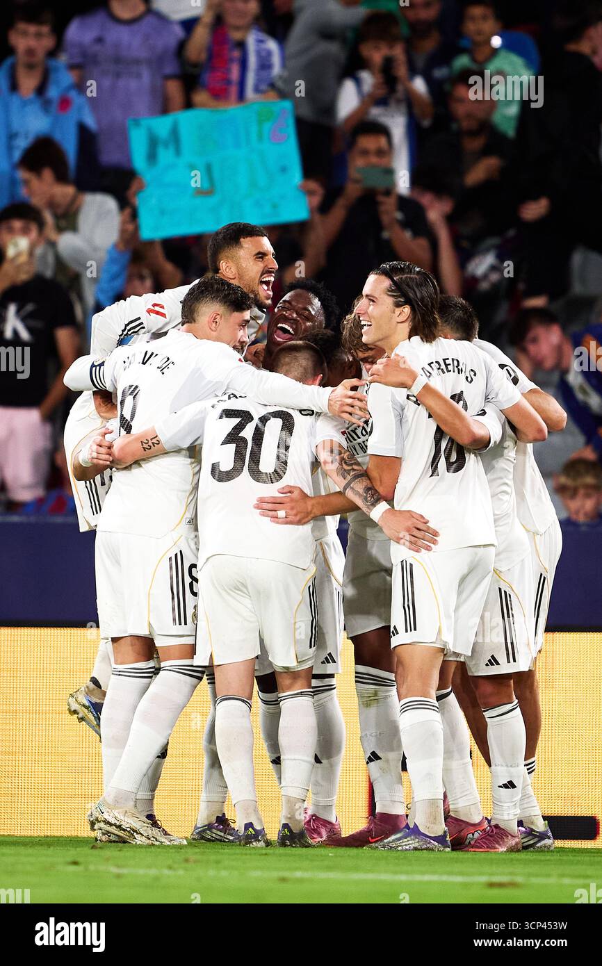 VALENCIA, SPANIEN - 23. SEPTEMBER: Kylian Mbappe von Real Madrid feiert, nachdem er am 23. September 2025 im Ciutat de Valencia das dritte Tor mit seinen Teamkollegen beim LaLiga EA Sports Match zwischen Levante UD und Real Madrid CF erzielte. (Foto von QSP) Stockfoto