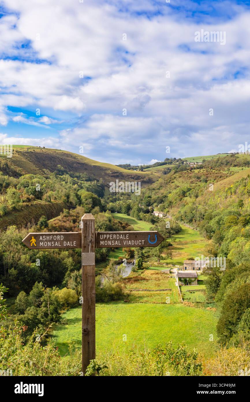 Wegweiser für den Fußweg am Monsal Head oberhalb des Monsal Dale im Peak District National Park. Bakewell, Derbyshire, England, Großbritannien Stockfoto