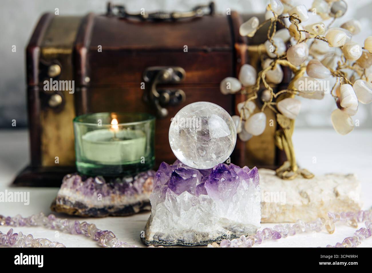 Edelsteinkristall Kugel oder Kristallkugeln, bekannt als Kristallum orbis und Orbuculum, ist das Leuchtfeuer der Ruhe und Harmonie in der häuslichen Umgebung. Stockfoto