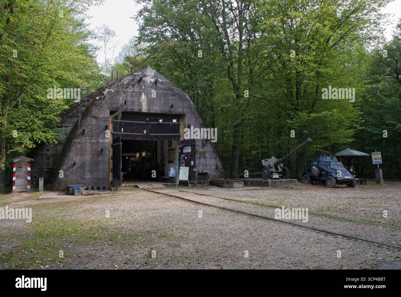 Inowlodz, Polen - 13. September 2025: Führerzentrale Anlage Mitte. Hier wurden ein 380 Meter langer Zugbunker und weitere große Bunker errichtet. Sonnig Stockfoto