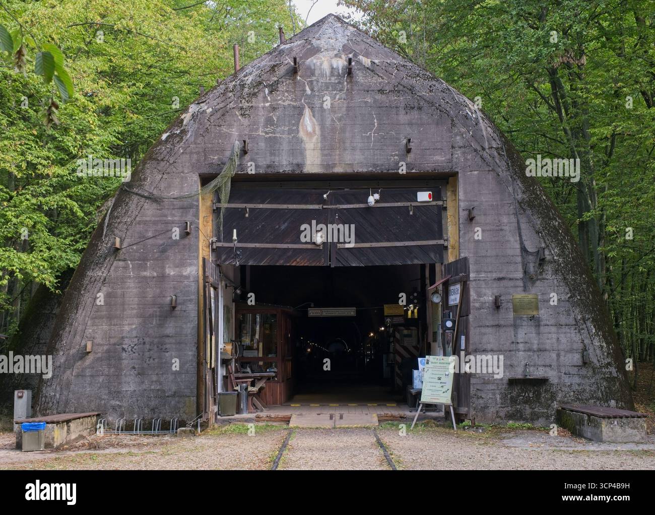 Inowlodz, Polen - 13. September 2025: Führerzentrale Anlage Mitte. Hier wurden ein 380 Meter langer Zugbunker und weitere große Bunker errichtet. Sonnig Stockfoto