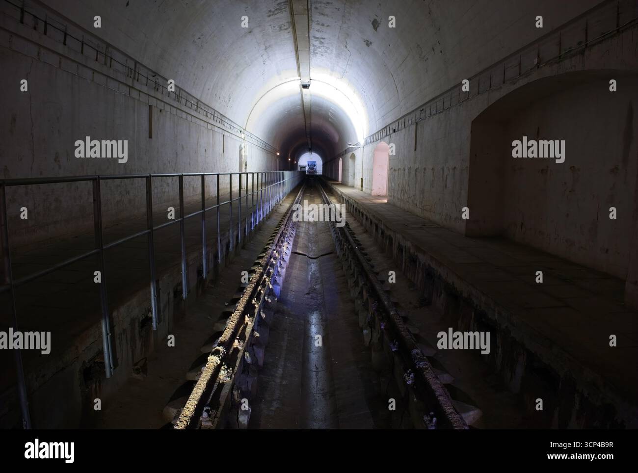 Inowlodz, Polen - 13. September 2025: Führerzentrale Anlage Mitte. Hier wurden ein 380 Meter langer Zugbunker und weitere große Bunker errichtet. Sonnig Stockfoto