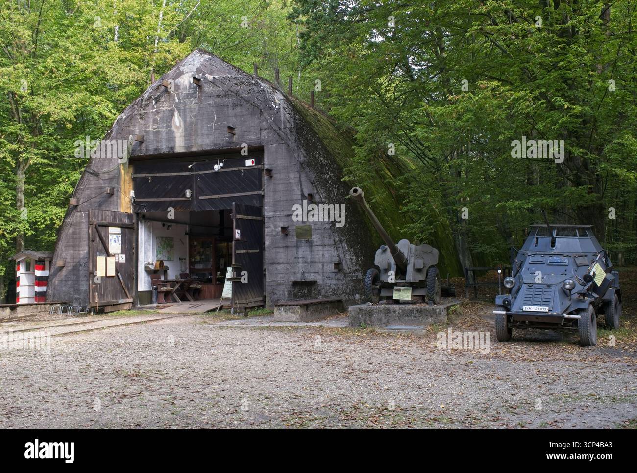 Inowlodz, Polen - 13. September 2025: Führerzentrale Anlage Mitte. Hier wurden ein 380 Meter langer Zugbunker und weitere große Bunker errichtet. Sonnig Stockfoto