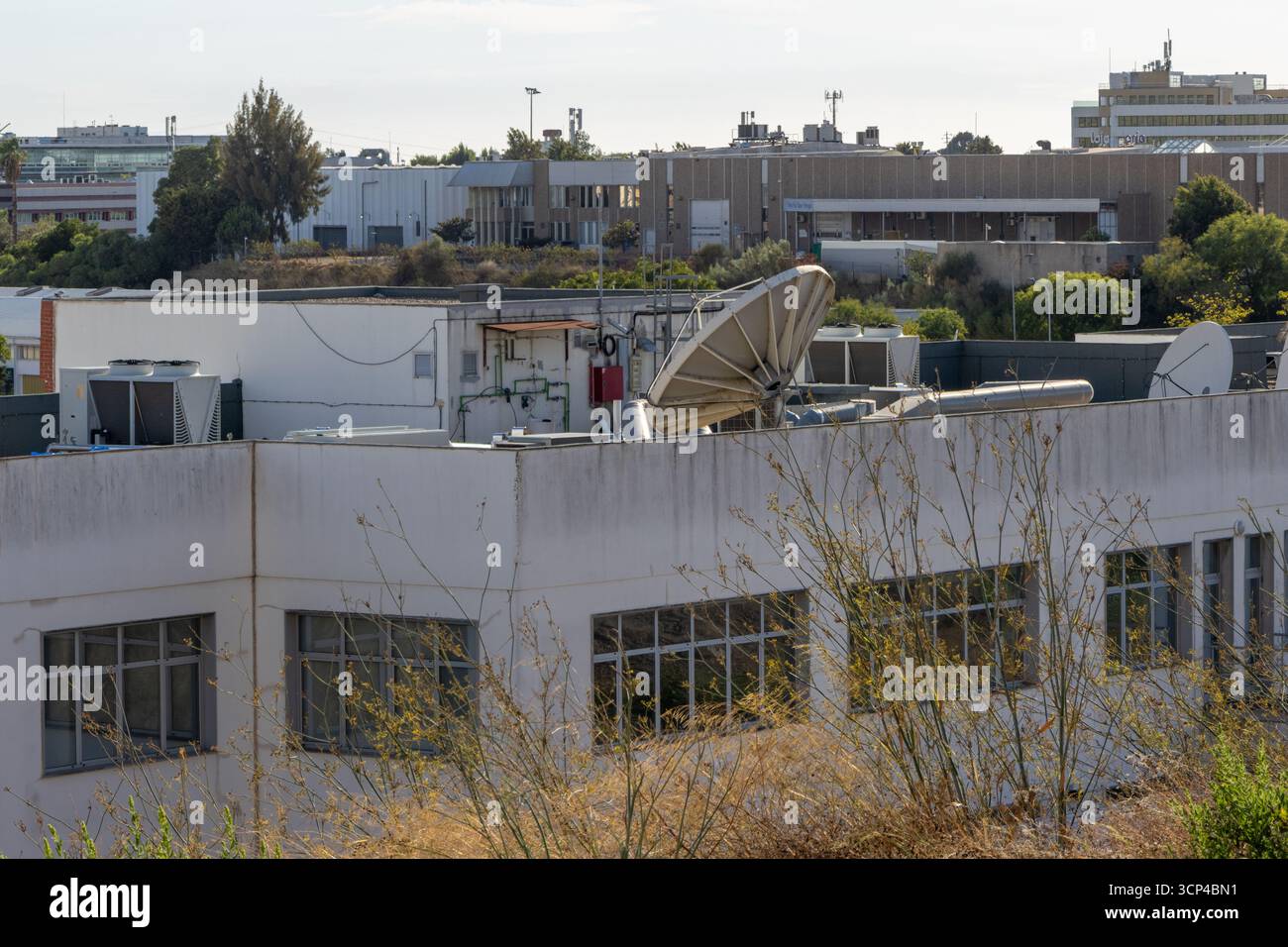Satellitenschüsseln und hlk-Einheiten sind auf dem Dach des imopolis Datacenter 1 Lagers mit der nummer mc sonae in alfragide, portugal, sichtbar Stockfoto