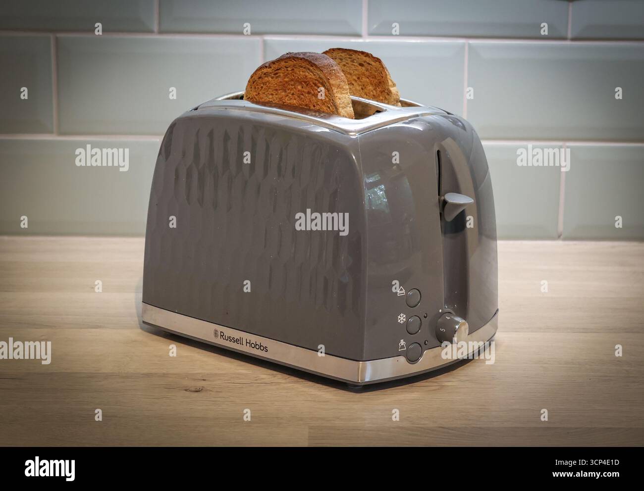 Zwei Scheiben geröstetes Brot/Toast in einem bereits gerösteten Toaster Stockfoto