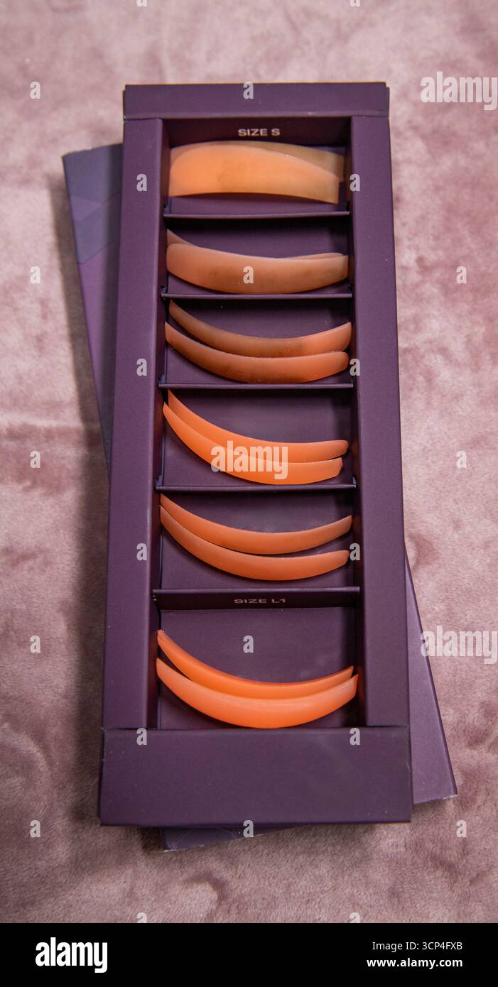 Eine Box mit Silikonpads für die Wimpernlaminierung. Ein Satz zum Anheben des Wimpernkranzes in verschiedenen Größen Stockfoto