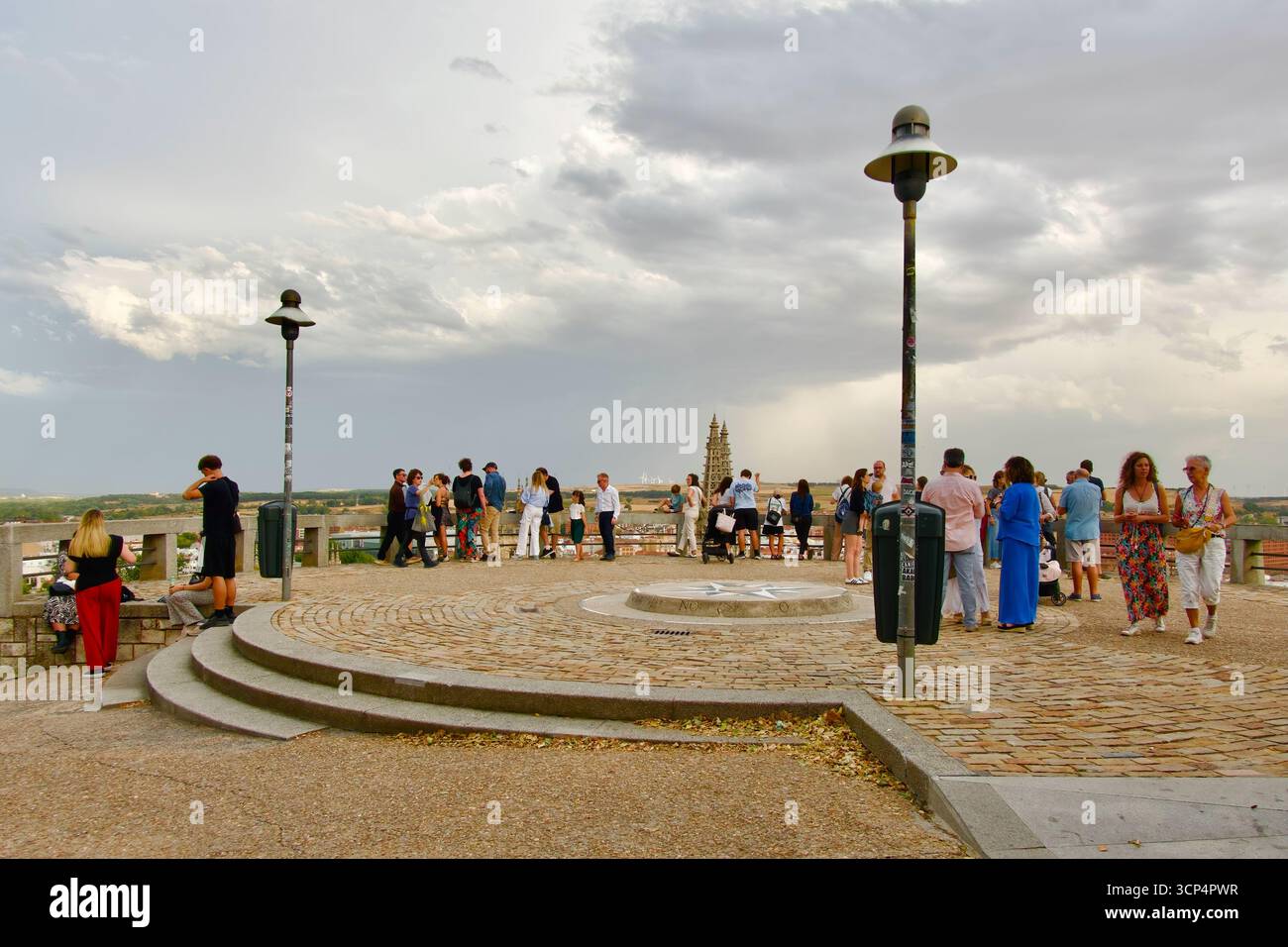 Großer Fußbodenkompass erhob sich am malerischen Aussichtspunkt mit Blick auf das historische Stadtzentrum voller Touristen Burgos Castile und Leon Spanien Europa Stockfoto