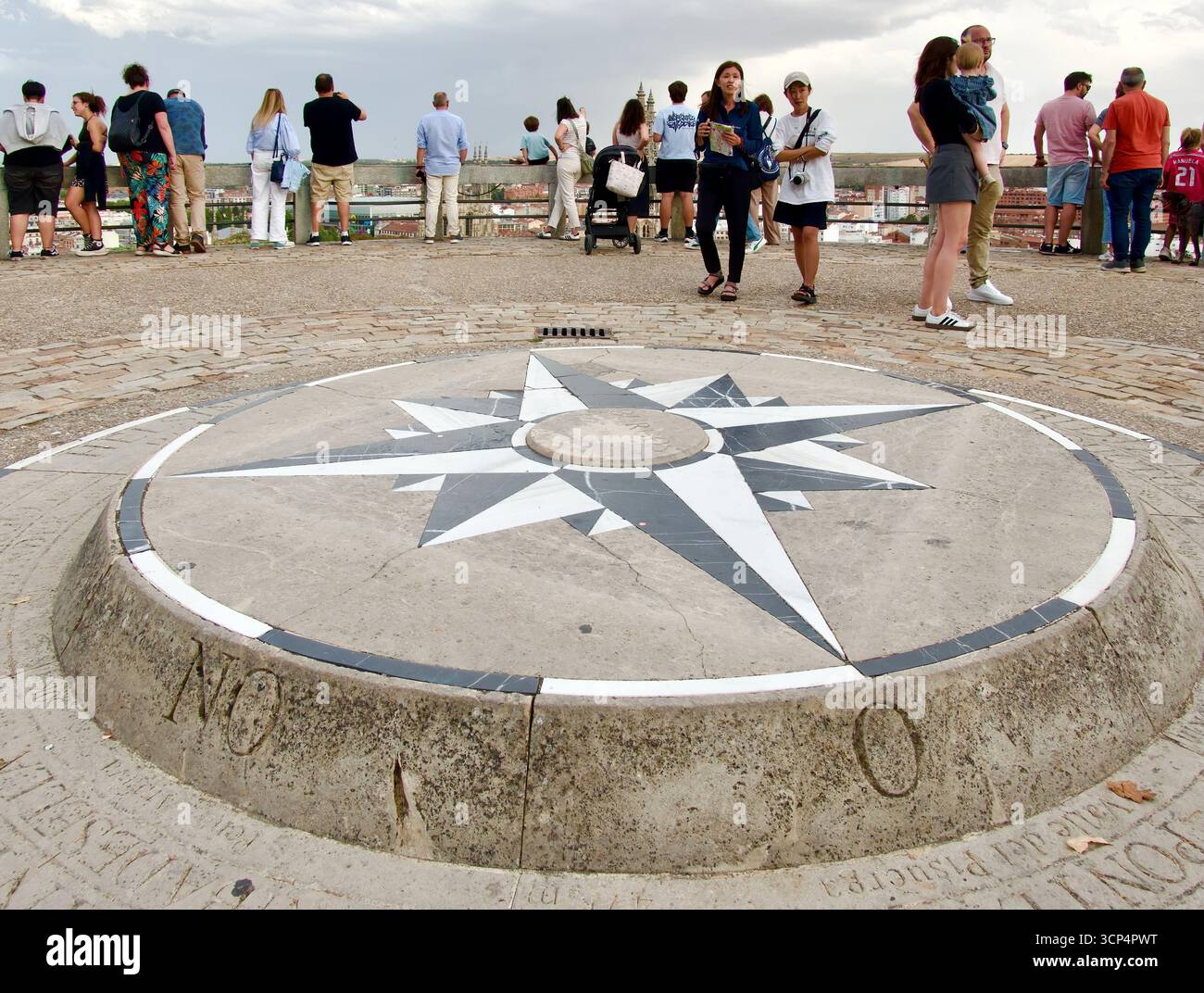 Großer Fußbodenkompass erhob sich am malerischen Aussichtspunkt mit Blick auf das historische Stadtzentrum voller Touristen Burgos Castile und Leon Spanien Europa Stockfoto