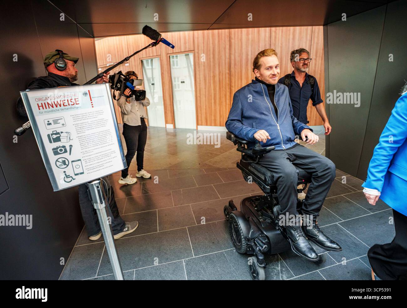 Kassel, Deutschland. September 2025. Samuel Koch verlässt den Gerichtssaal des Bundessozialgerichts nach Bekanntgabe des Urteils. Vor fast 15 Jahren erlitt Samuel Koch einen schweren Unfall auf "Wetten, dass.?". Seitdem ist er Querschnittsgelähmt. Nun hat sich das Bundessozialgericht mit der Frage befasst, ob es sich um einen Arbeitsunfall handelt. Darlegung: Andreas Arnold/dpa/Alamy Live News Stockfoto