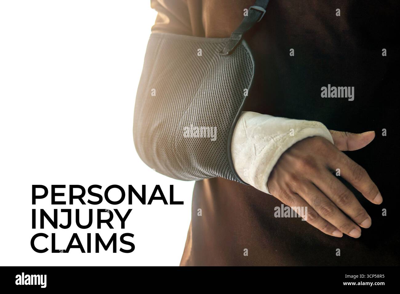 Der Arm einer Person ist in einem weißen Gips mit Text eingefasst. Medizin- und Gesundheitskonzept. Stockfoto