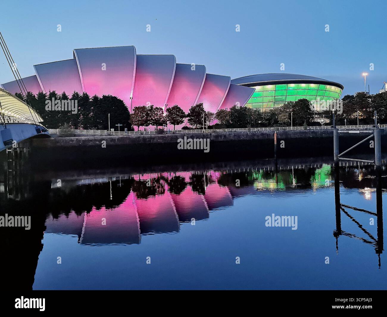Pacific Quay, Glasgow: OVO Hydro, Armadillo und Finnieston Crane spiegeln die moderne Skyline und die Vergangenheit der Werft am Fluss Clyde wider. Urbanes Schottland. Stockfoto