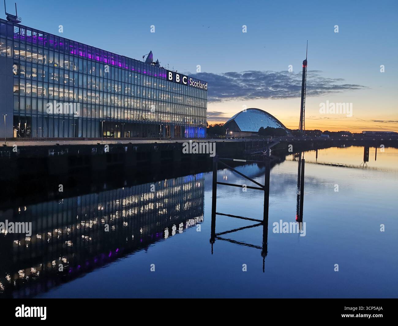 Pacific Quay, Glasgow: Die BBC Scotland Studios und das Glasgow Science Centre reflektieren Clyde in der Abenddämmerung. Glasgows moderne Skyline und Werftvergangenheit. Stockfoto