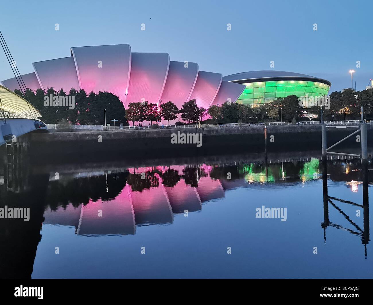 Pacific Quay, Glasgow: OVO Hydro, Armadillo und Finnieston Crane spiegeln die moderne Skyline und die Vergangenheit der Werft am Fluss Clyde wider. Urbanes Schottland. Stockfoto