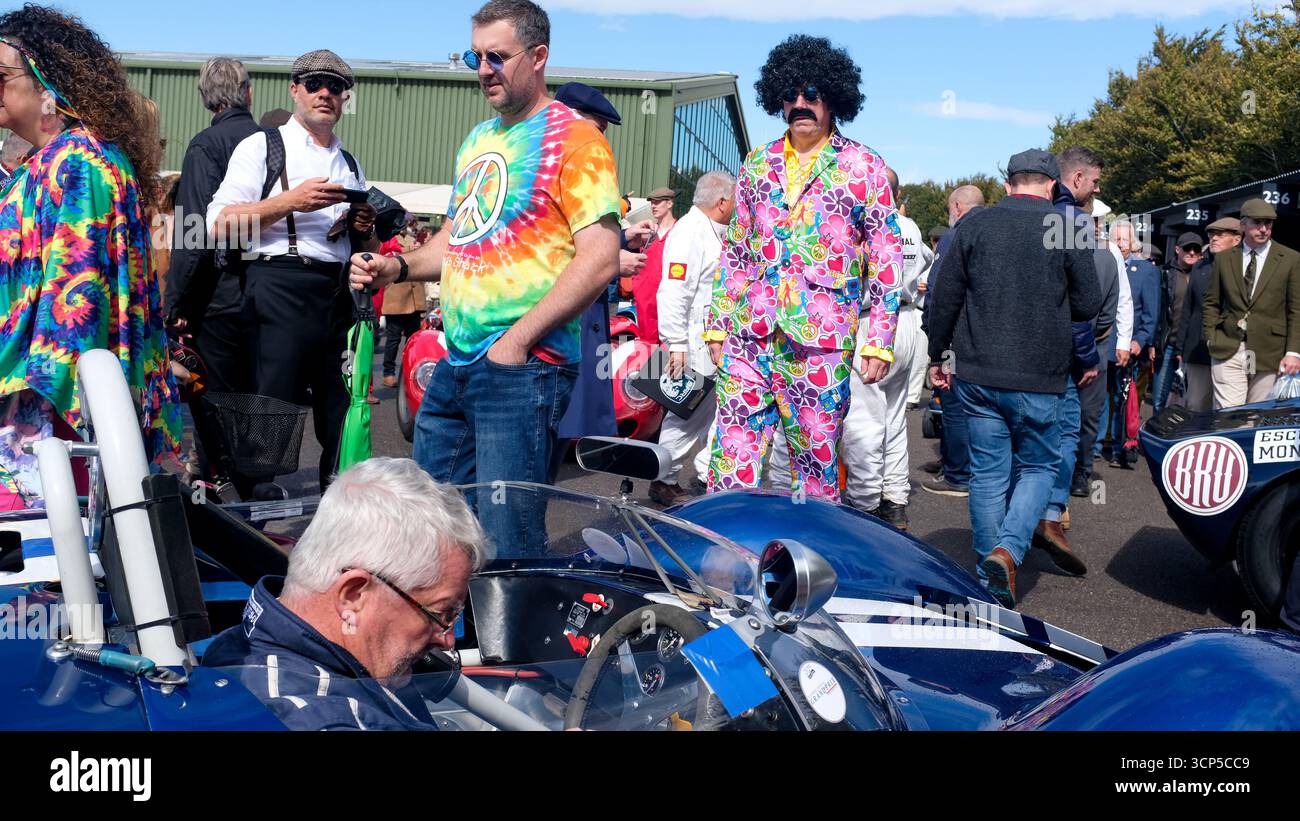 Oldtimer und Atmosphäre beim Goodwood Revival 2025. Chichester, West Sussex. England. Stockfoto