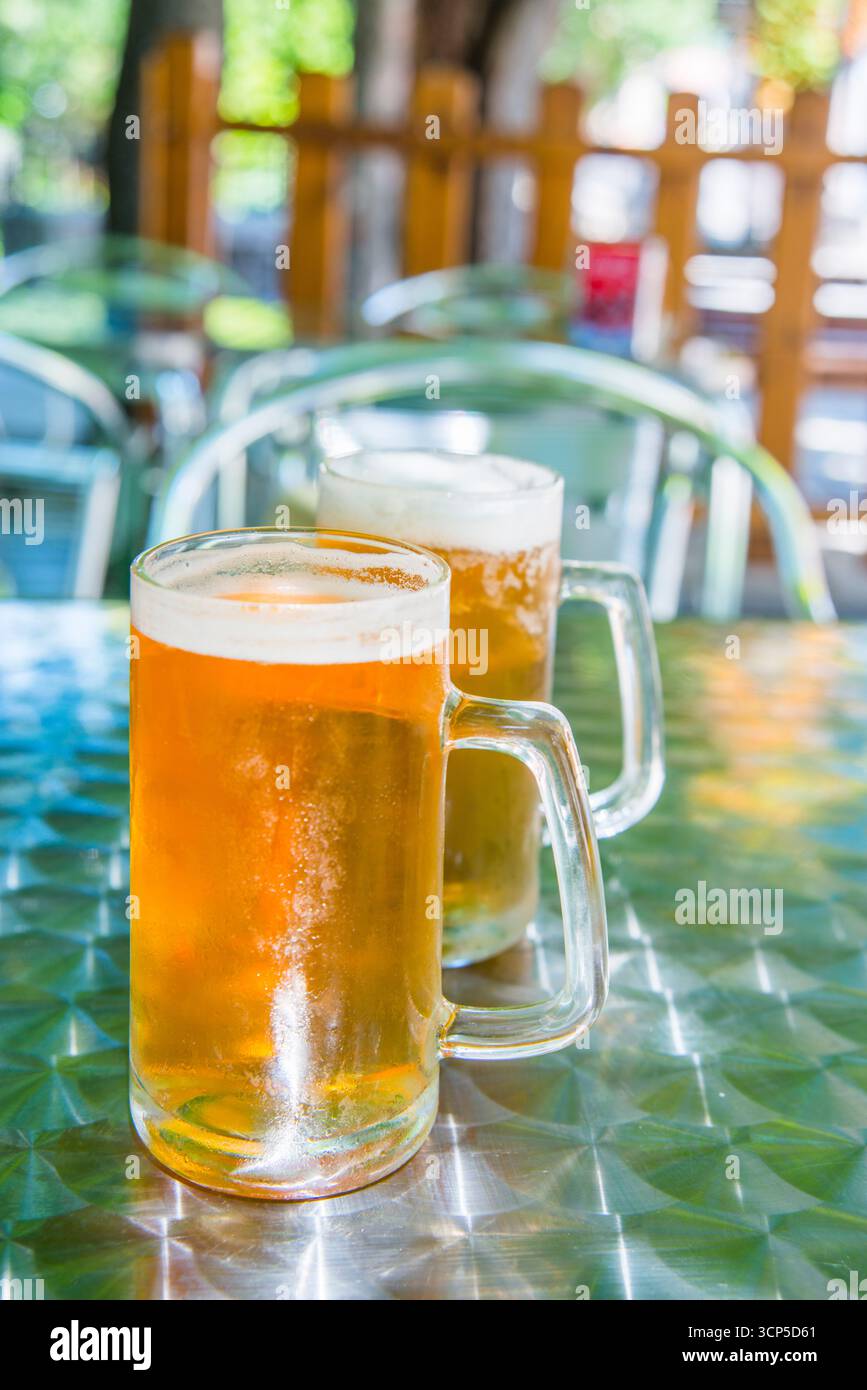 Zwei Gläser frisches Bier auf einer Terrasse. Stockfoto