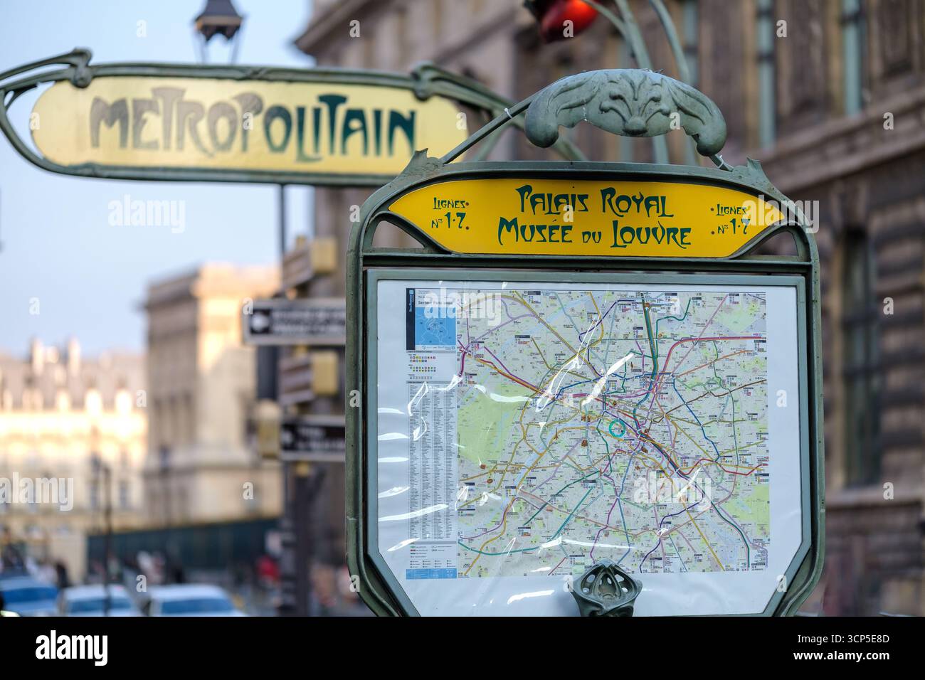 Paris, Frankreich - 9. August 2025 : Blick auf den Eingang des Palais Royal - Louvre U-Bahn-Station in Paris Frankreich und die U-Bahn-Karte Stockfoto