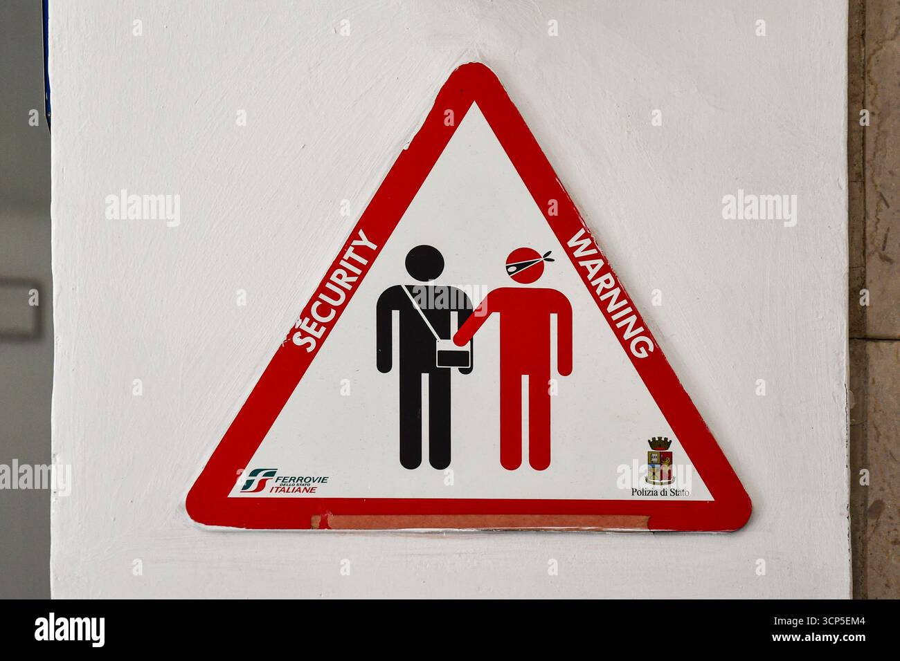 Nahaufnahme eines Taschendieb-Warnschildes an einer Wand des Bahnhofs des Ferienorts an der italienischen Riviera, Camogli (Genua), Ligurien, Italien Stockfoto