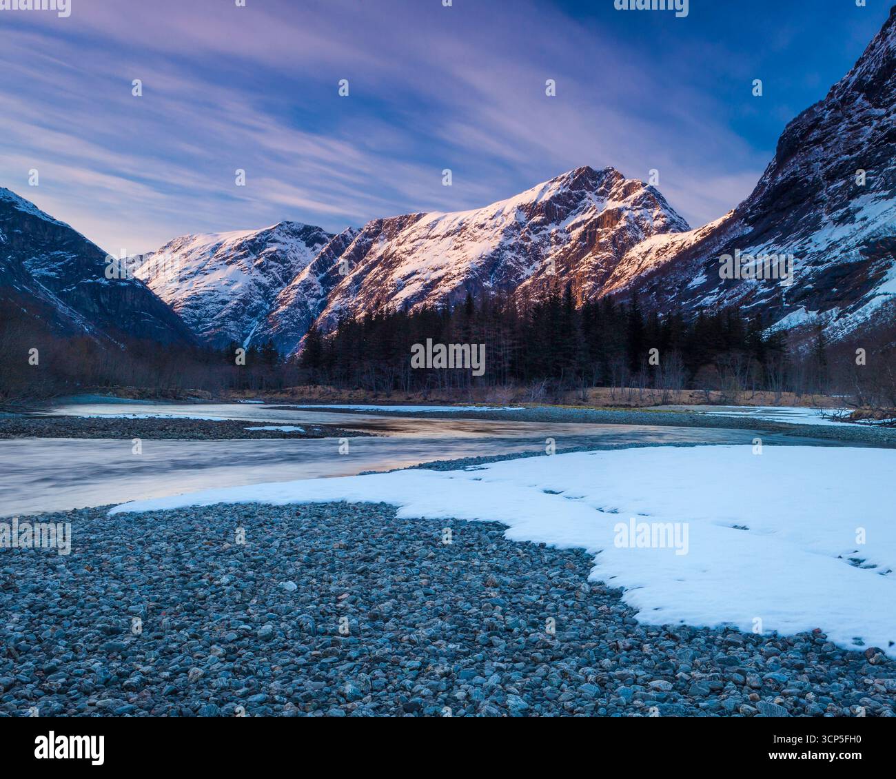 Letzte Abendbeleuchtung auf dem Berg Blånebba und dem Kamm Romsdalseggen im Romsdalental, Rauma kommune, Møre og Romsdal, Norwegen. Stockfoto