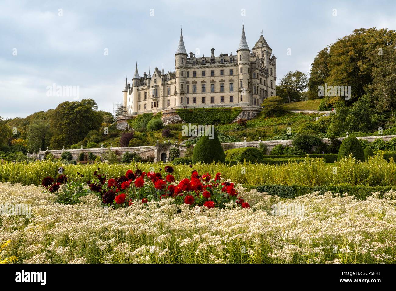 Dunrobin Castle, Sitz des Clan Sutherland, liegt im französischen Chateau-Stil mit Blick auf den Moray Firth von der Küste von Sutherland, Highlands Stockfoto