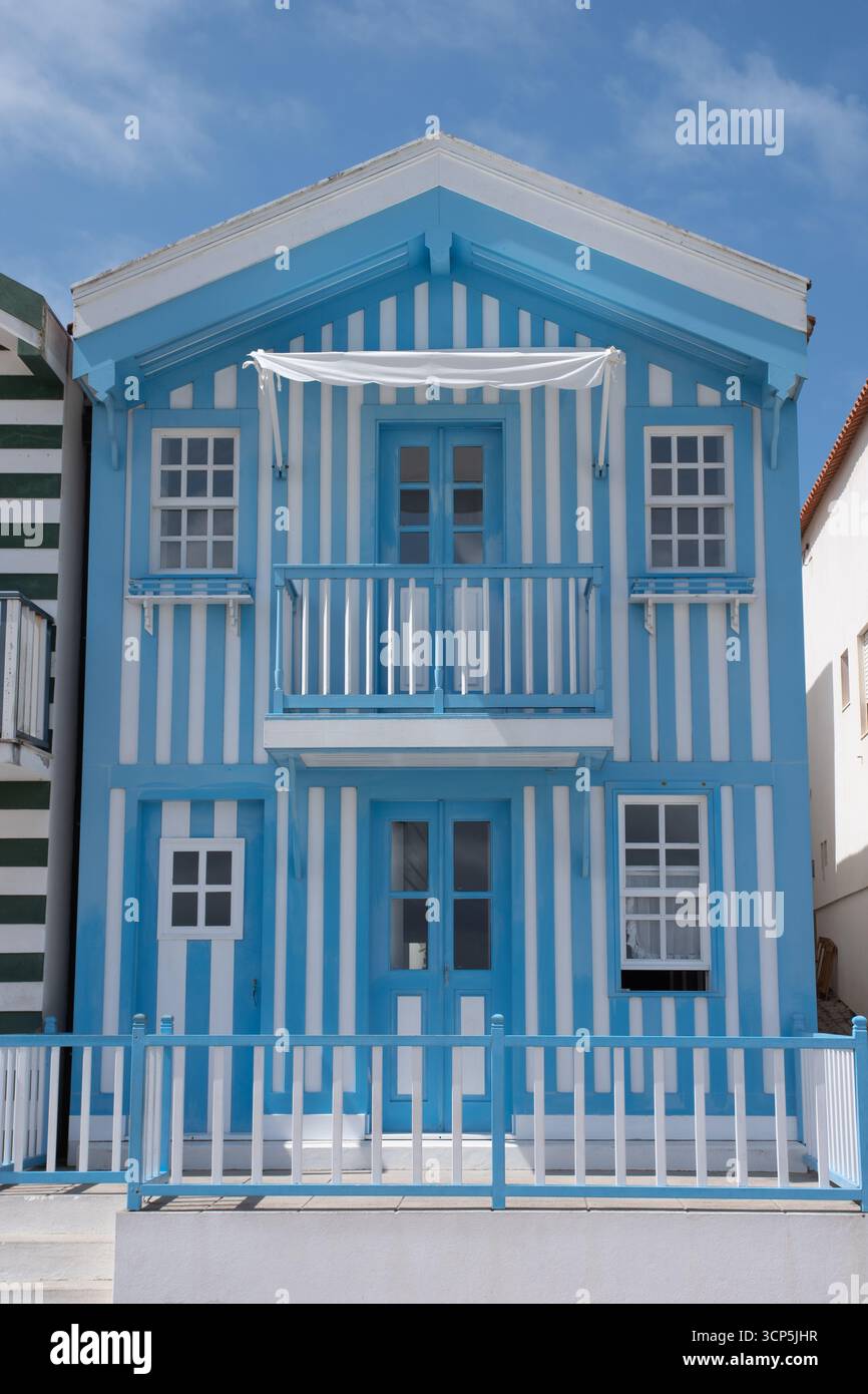 Praia da Costa Nova, farbenfrohe Ferienhäuser Stockfoto
