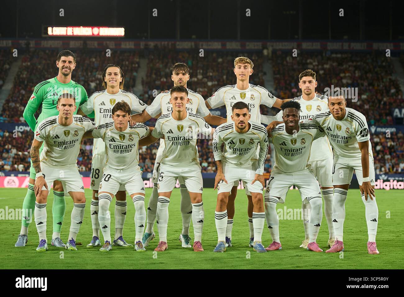 VALENCIA, SPANIEN - 23. SEPTEMBER: Das Team von Real Madrid steht für ein Foto vor dem Start des LaLiga EA Sports Matches zwischen Levante UD und Real Madrid im Ciutat de Valencia Stadium am 23. September 2025 in Valencia, Spanien. (Foto von Francisco Macia/Photo Players Images/Magara Press) Stockfoto