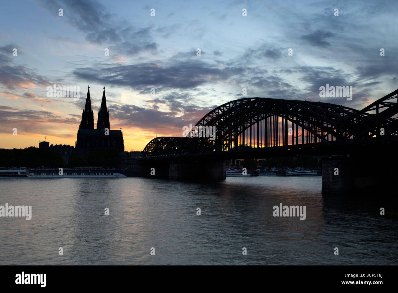 Hohenzollernbrücke über den Rhein und Kölner Dom bei Sonnenuntergang, Köln, Nordrhein-Westfalen, Deutschland, Europa Stockfoto