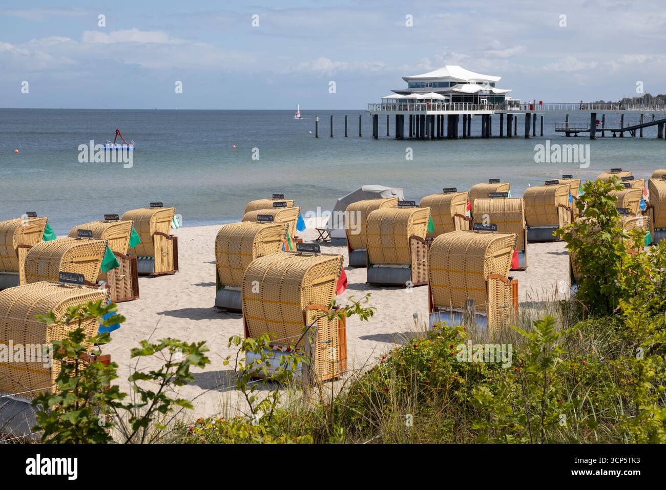 Traditionelle überdachte Korbstühle am weißen Sandstrand, Timmendorfer Strand, Schleswig-Holstein, Deutschland, Europa Stockfoto