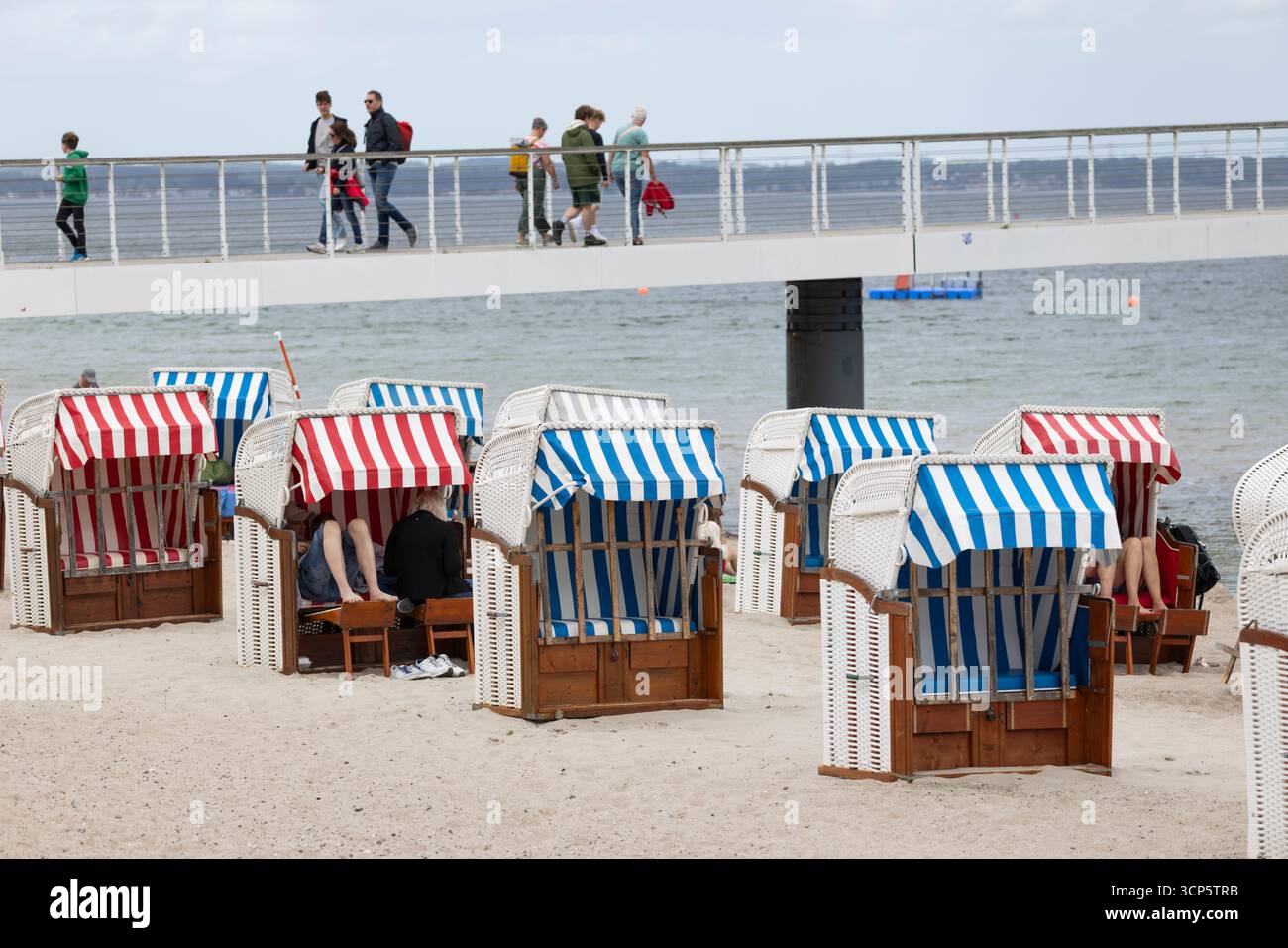 Traditionelle überdachte Korbstühle am weißen Sandstrand, Timmendorfer Strand, Schleswig-Holstein, Deutschland, Europa Stockfoto
