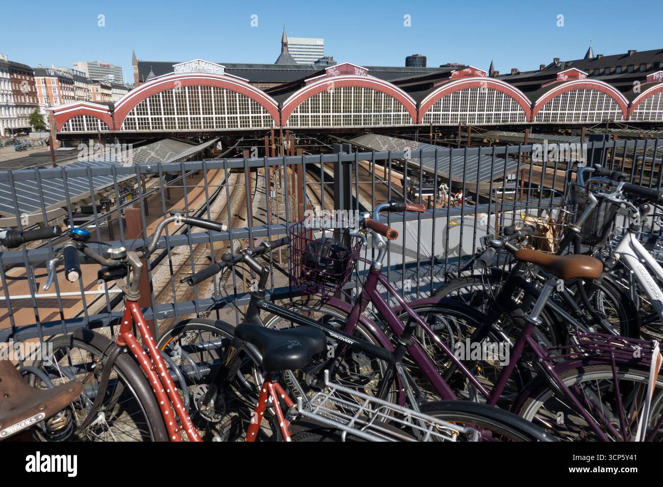 Fahrräder parken vor dem Hauptbahnhof, Kopenhagen, Neuseeland, Dänemark, Europa Stockfoto