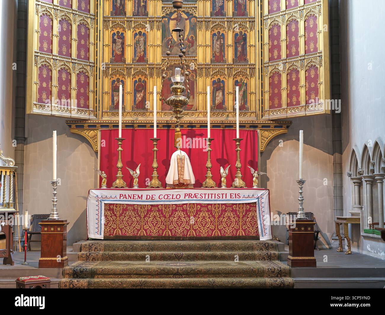 Altar und Reredos in der christlich-katholischen Kirche der Verkündigung, Marble Arch, London, England. Stockfoto