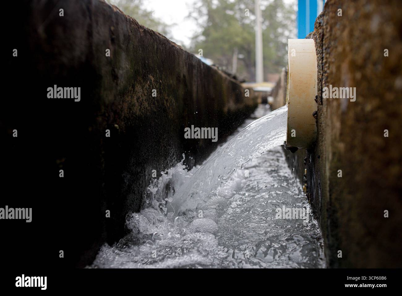 Abwasser aus der industriellen Abflussleitung in die Kanalisation Stockfoto