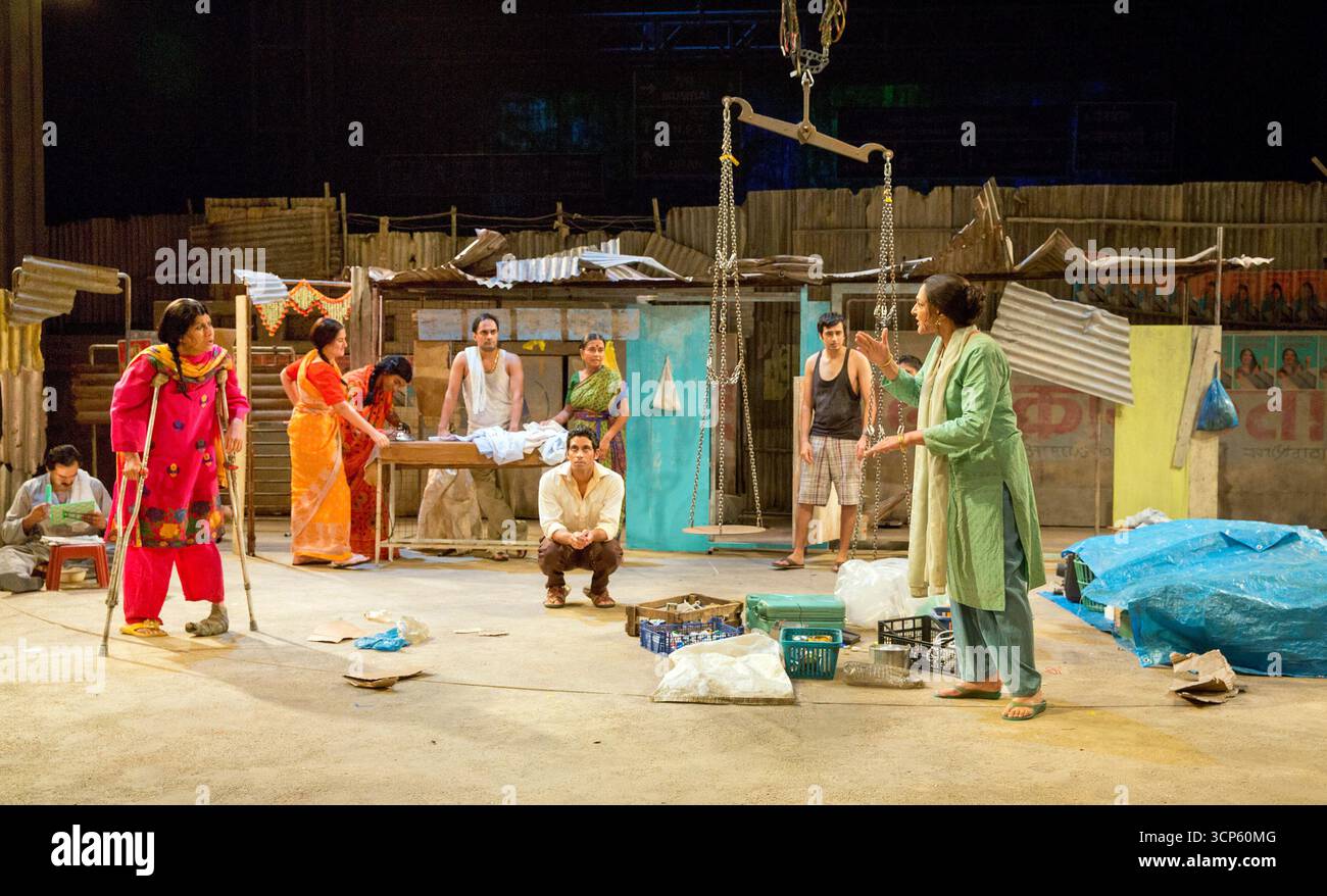 Front, l-r: Thusitha Jayasundera (Fatima Shaikh), Shane Zaza (Abdul Husain - Zentrum, Hocken), Meera Syal (Zehrunisa Husain) in BEHIND THE BEAUTIFUL FOREVERS von David Hare im Olivier Theatre, National Theatre (NT), London SE1 18/11/2014 basierend auf dem Buch von Katherine Boo Design: Katrina Lindsay Beleuchtung: Paule Constable Regie: Rufus Norris Norris Stockfoto