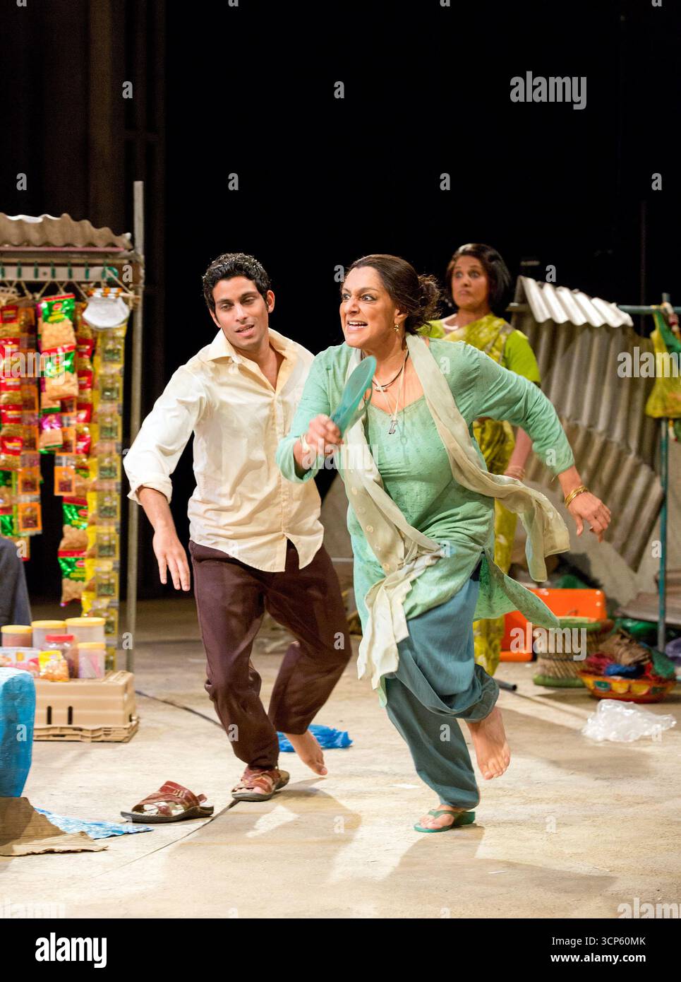Shane Zaza (Abdul Husain), Meera Syal (Zehrunisa Husain) in BEHIND THE BEAUTIFUL FOREVERS von David Hare im Olivier Theatre, National Theatre (NT), London SE1 18/11/2014, basierend auf dem Buch von Katherine Boo Design: Katrina Lindsay Beleuchtung: Paule Constable Regie: Rufus Norris Stockfoto